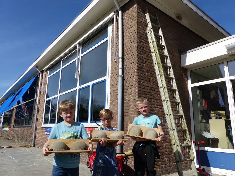 Kinderen met kunstnesten op de Joseph Lokinschool