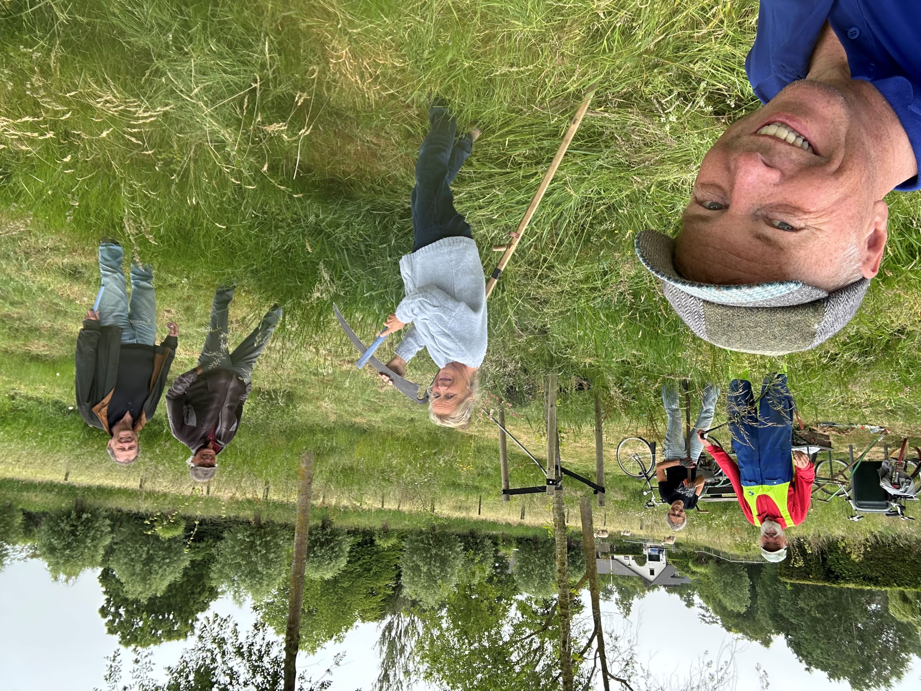 Vrijwilligers zeisen bij de Ruige Hoek