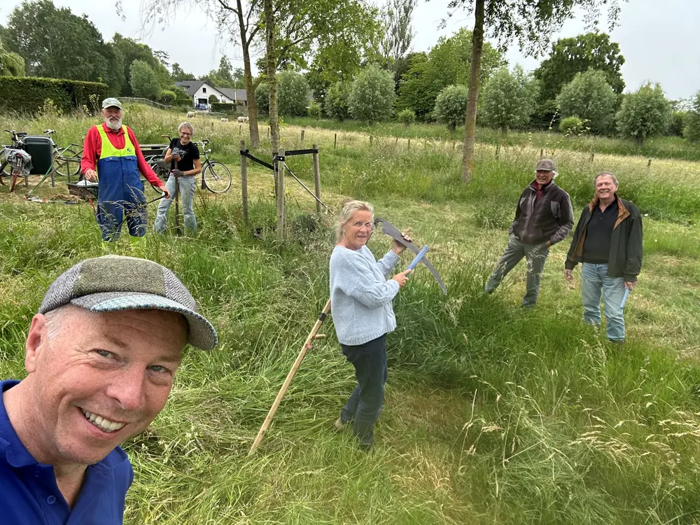 Vrijwilligers zeisen bij de Ruige Hoek