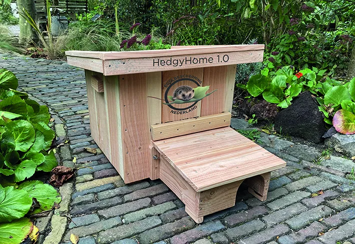 HedgyHome 1.0, een houten egelhuis met een overdekte ingang