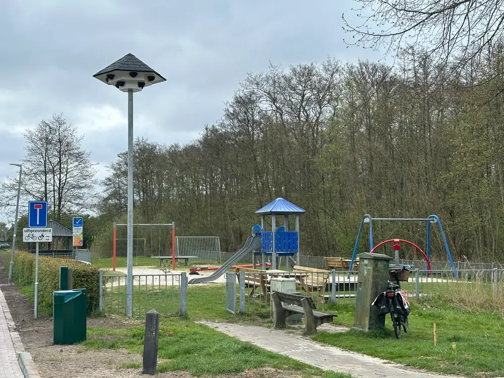 De huiszwaluwtil bij de speeltuin